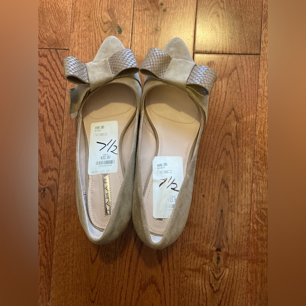 Elegant Beige Bow heels tahari
